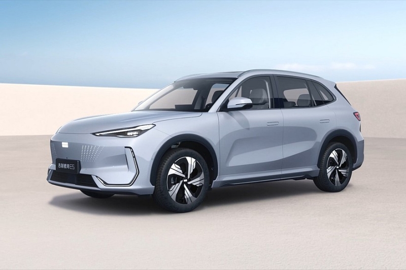 Обновлён Geely Galaxy E5, он же EX5 в России: богаче и мощнее, теперь с задним приводом